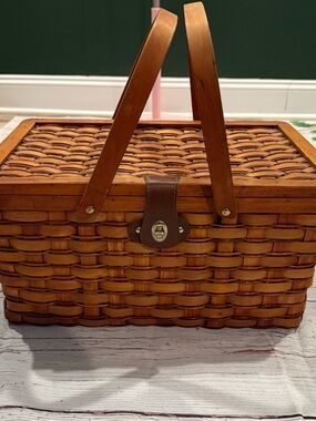 Woven Picnic Basket Handbag in Warm Brown